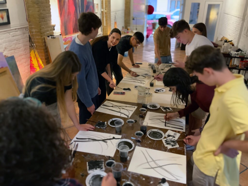 Taller de tinta china para un grupo de estudiantes de Eslovaquia que visitaron Valencia